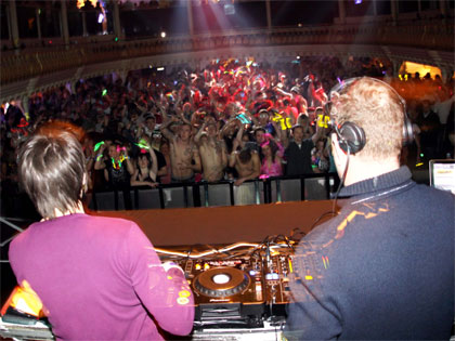 Gaz and Tim surveying the Slinky dancefloor